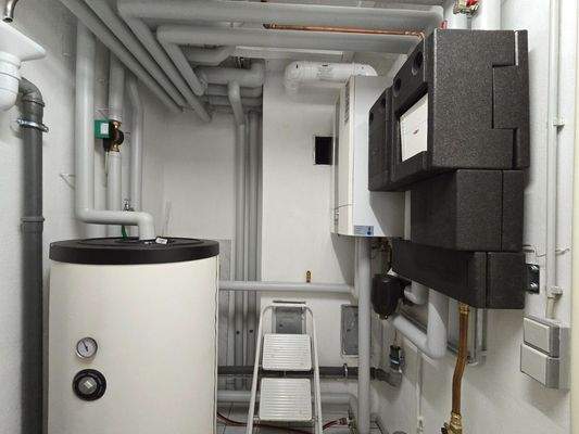 Moderne Gastherme und Fußbodenheizung