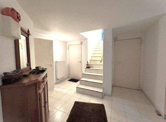 UG/KG: Treppenhaus und Zugang zu beiden Garagen