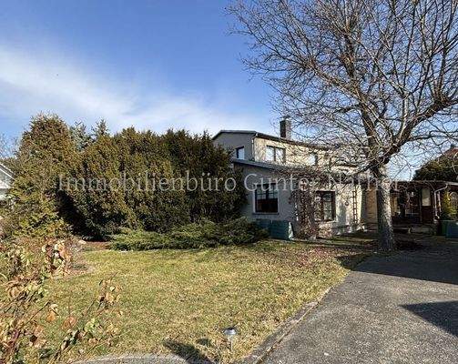 Blick vom Garten zum Haus