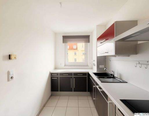 Küche mit Fenster und Einbauküche - Bild 1