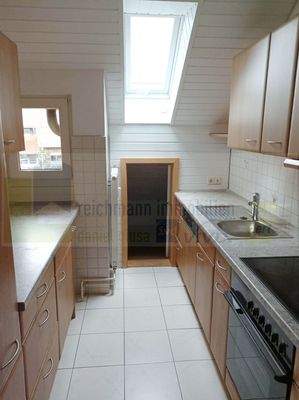 Küche mit Zugang zum Abstellbereich