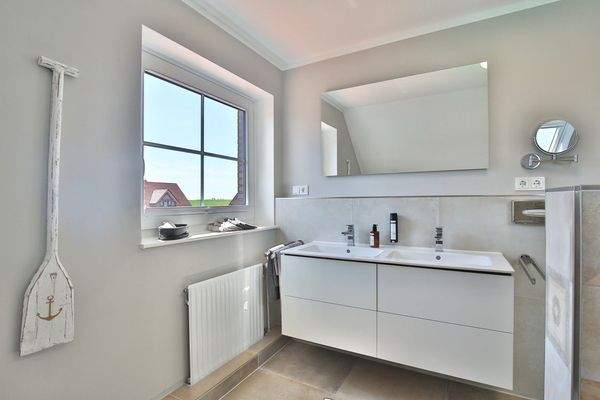 Masterbad mit Blick auf Deich