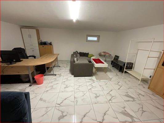 Kellerraum mit Büro