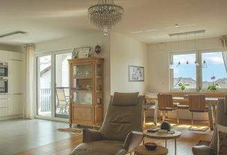 lichtdurchfluteter Wohnbereich