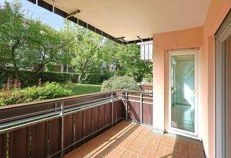 Überdachter Balkon mit Gartenblick