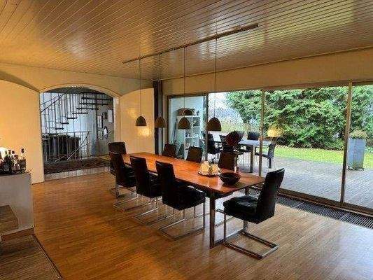 Essbereich mit Panaorama-Schiebetüren, und Blick i