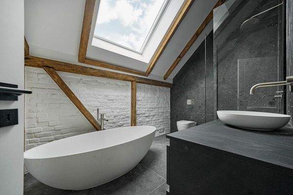 Badezimmer mit Wanne und Dusche