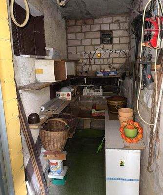 Abstellraum vor dem Haus