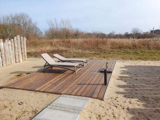 Terrasse mit Liegestühle