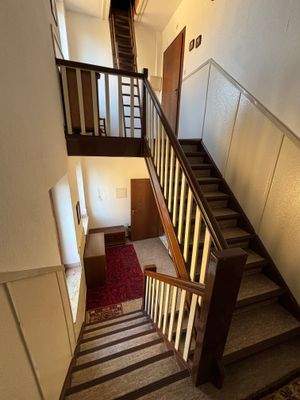 Separates Treppenhaus zu den Wohnungen im Obergeschoss und im Dachgeschoss