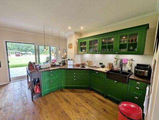 Küche mit elektrischer Schiebetür zur Terrasse