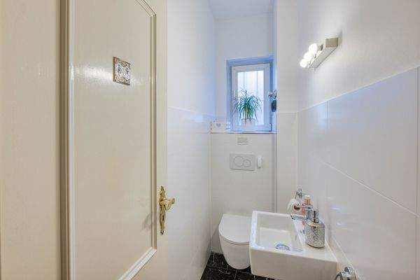 Helles, separates Gäste-WC