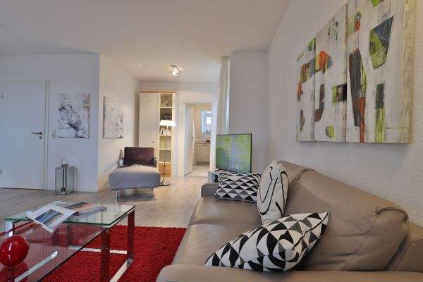 Wohnbereich mit anliegendem Küchenbereich