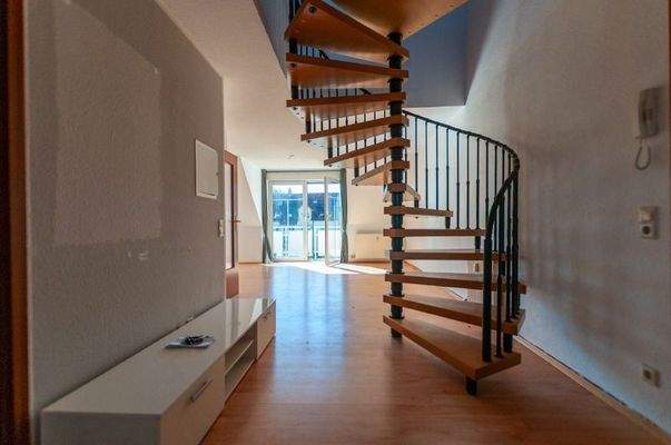 Wohnungstür Blickrichtung Diele, Treppenaufgang und Wohnbereich