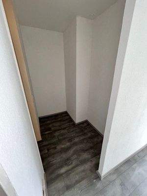 Schmaler Korridor mit Boden