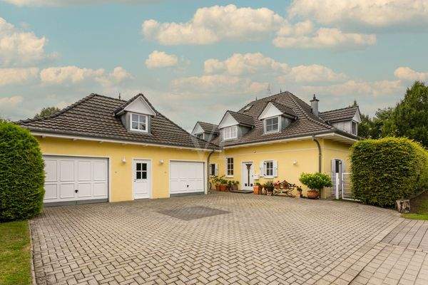 Vorderansicht Haus und Doppelgarage