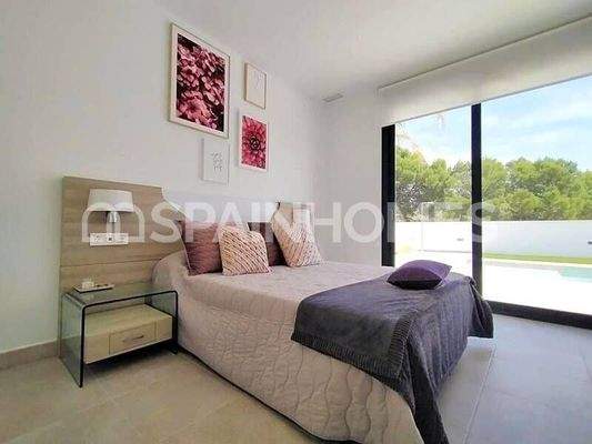 Detached Villas with Pool in Alicante