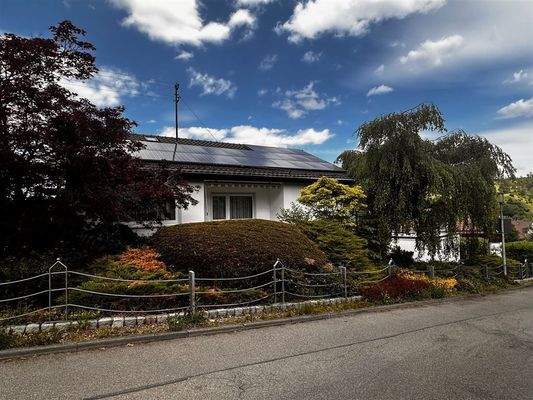 Strassenansicht mit PV-Anlage