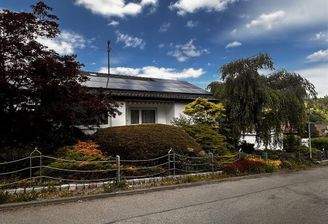 Strassenansicht mit PV-Anlage