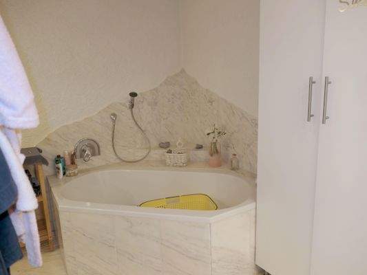 ... und Eckbadewanne