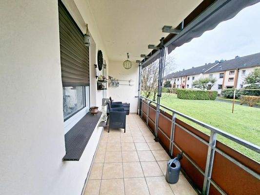 Großer überdachter Balkon mit Markise