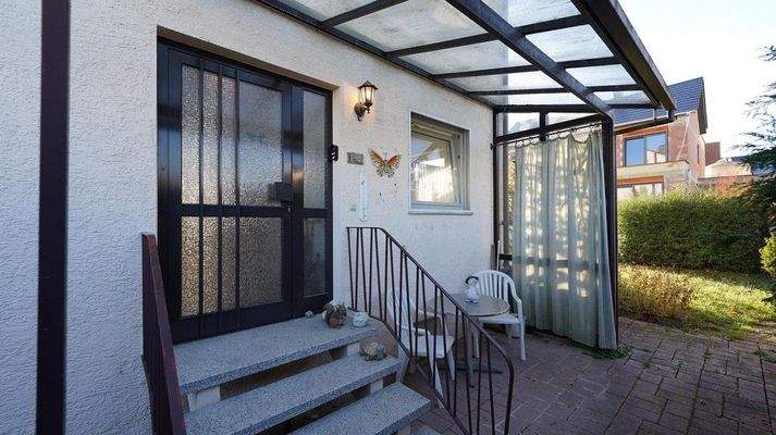 Ueberdachter Eingang!