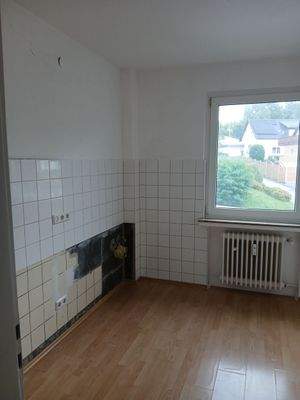 Leere Küche mit Fliesenwand