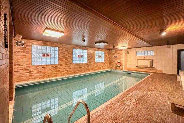 Innenliegender Pool Keller