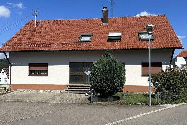 Rückansicht/Eingang OG+DG/Stellplätze