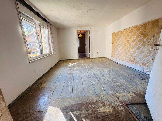 Durchgangszimmer  -  freie Wohnung im EG