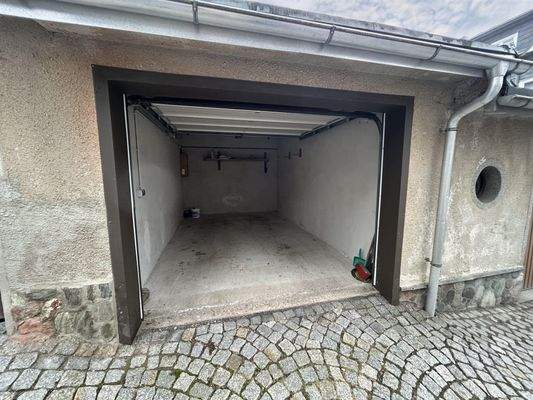 Garage mit Automatiktor
