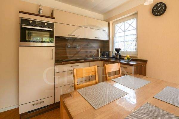 Einbauküche mit Essbereich.jpg