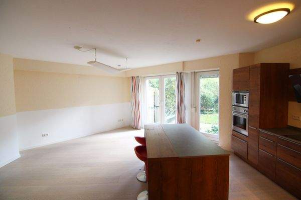 Blick in das Wohnzimmer mit offener Küche