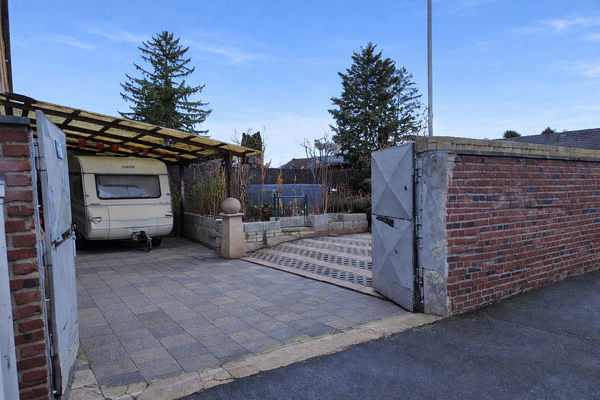 Zufahrt Stellplätze/Tor