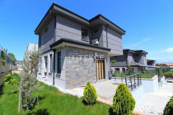 Detached Villa with Pool in Nilüfer Gümüştepe