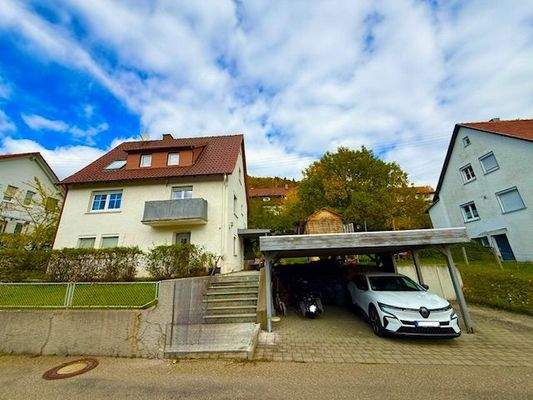 Ansicht Gebäude mit Carport und Stellplatz