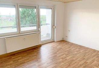 Wohnzimmer mit Blick Richtung Balkon