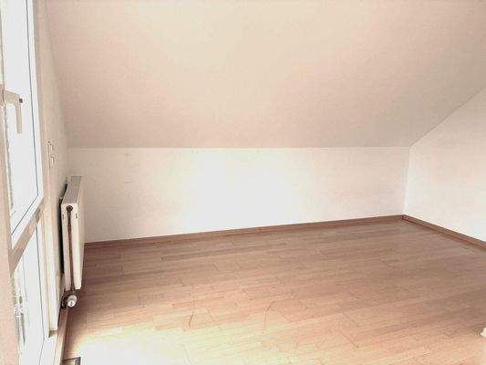 Schlafzimmer 3 OG.jpg