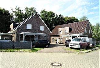 Hofeinfahrt/Seitenansicht