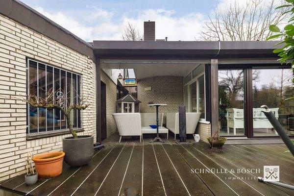 Ein Teil der Terrasse ist überdacht und windgeschützt