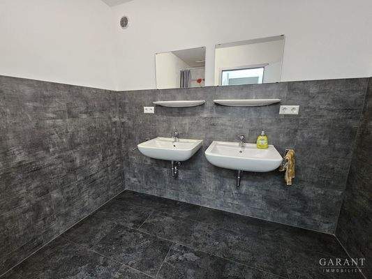 Waschraum mit Dusche