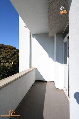 sonniger Balkon mit gemauerter Br&#252;stung