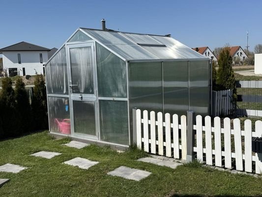 Gewächshaus mit Gemüsegarten 