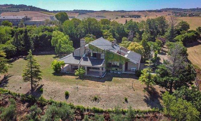 Elegante Villa mit Meerblick in der bezaubernden Hügellandschaft der Marken