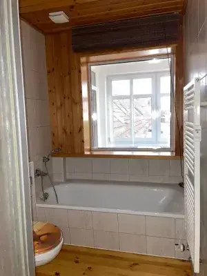 Bad mit Tageslicht Dusche und Wanne