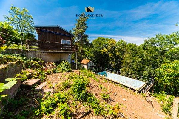 Haus, Poolhaus und Schwimmingpool