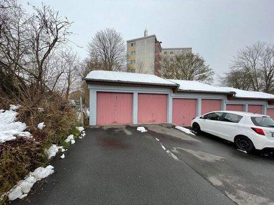 Zugehörige Garage links aussen