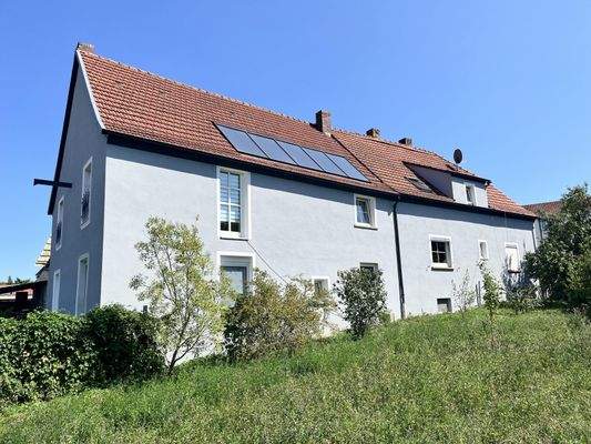 Westansicht vom Haus & Nebengebäude  (inkl. Solaranlage)
