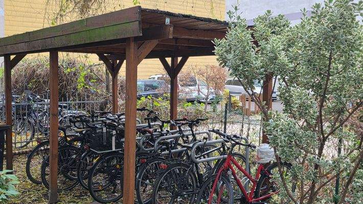 Fahrradständer im Hof
