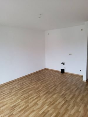 Wohnzimmer mit offener Küche